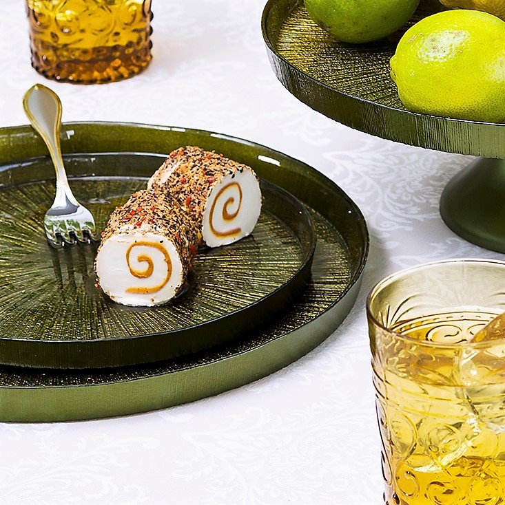 Zielone naczynia szklane Caprice - seria obejmuje talerze, patery, etażerki i salaterki. Szklanki Fiorino w kolorze bursztynowym