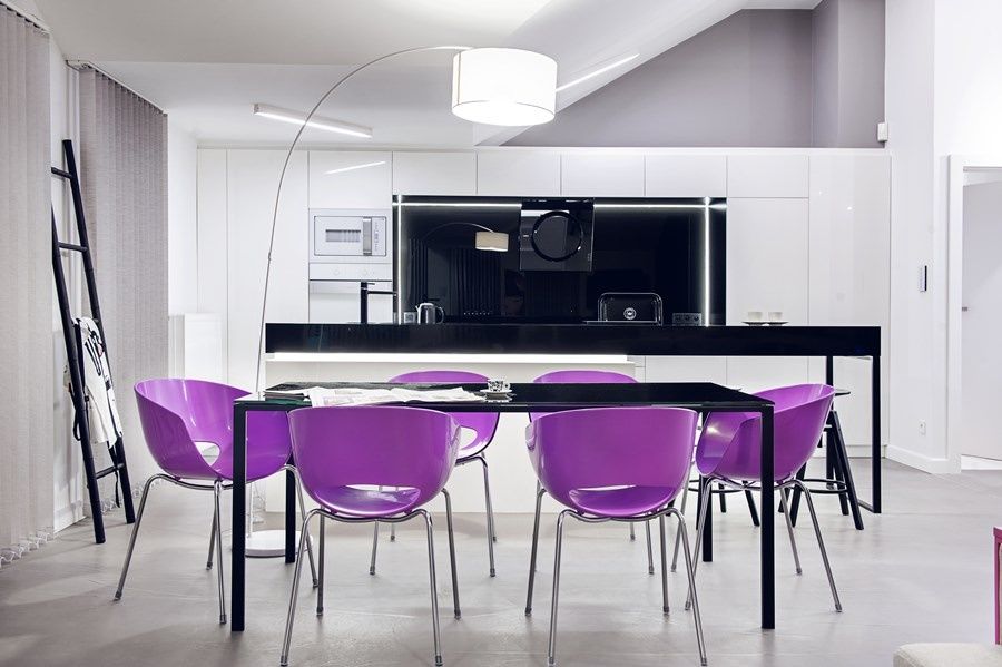 Aranżacja kuchni w bloku połączona z jadalnią z fioletowymi krzesłami