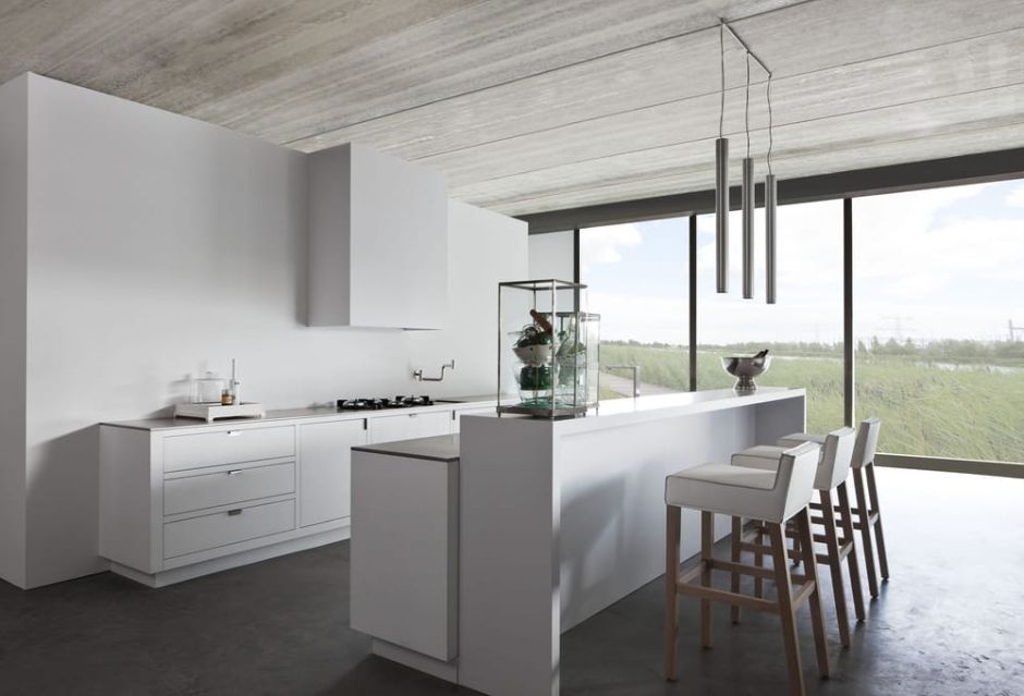 Beton na podłodze w kuchni w stylu minimalistycznym