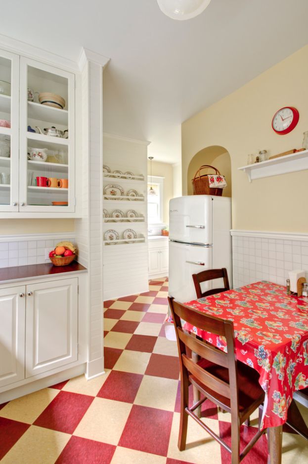Beżowo-czerwona szachownica na podłodze w kuchni retro