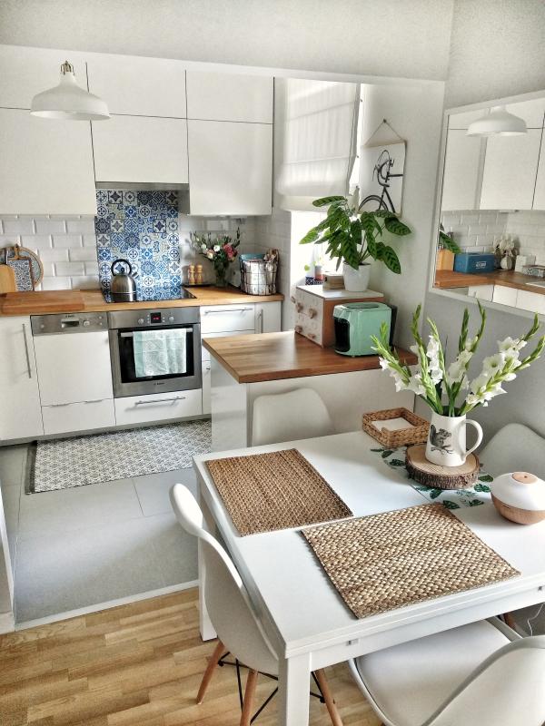 Białe kafle i kolorowe płytki parchwork w małej kuchni
