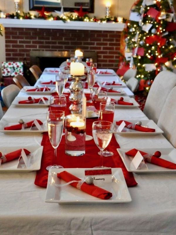 Biało-czerwone świąteczne dekoracje stołu w jadalni