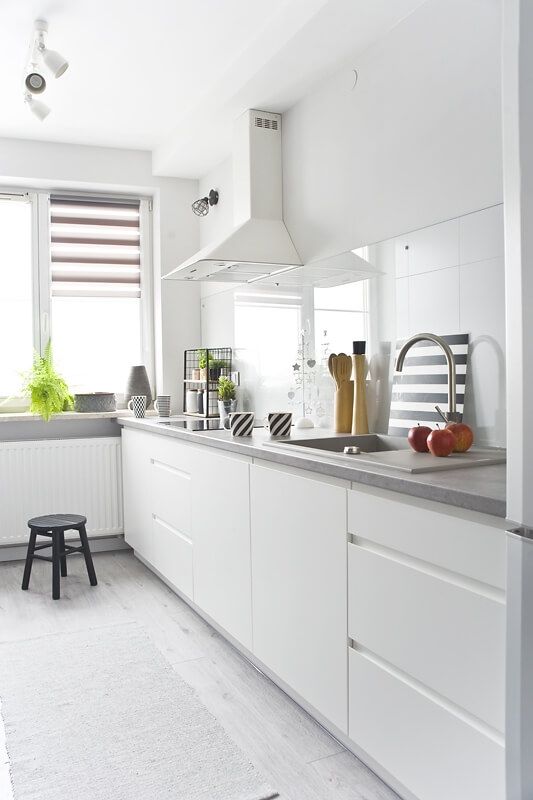 Biały okap kominowy w aranżacji kuchni w stylu skandynawskim