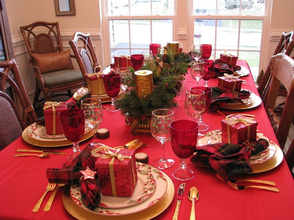 Dekoracja świątecznego stołu w kolorach czerwieni i złota