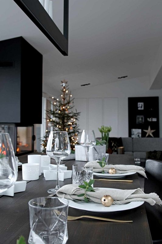 Dekoracja świątecznego stołu w minimalistycznym eleganckim stylu