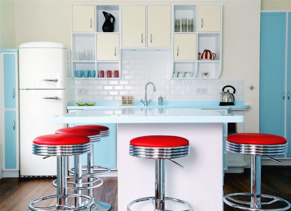 Hokery w stylu retro z czerwonymi siedziskami w kuchni