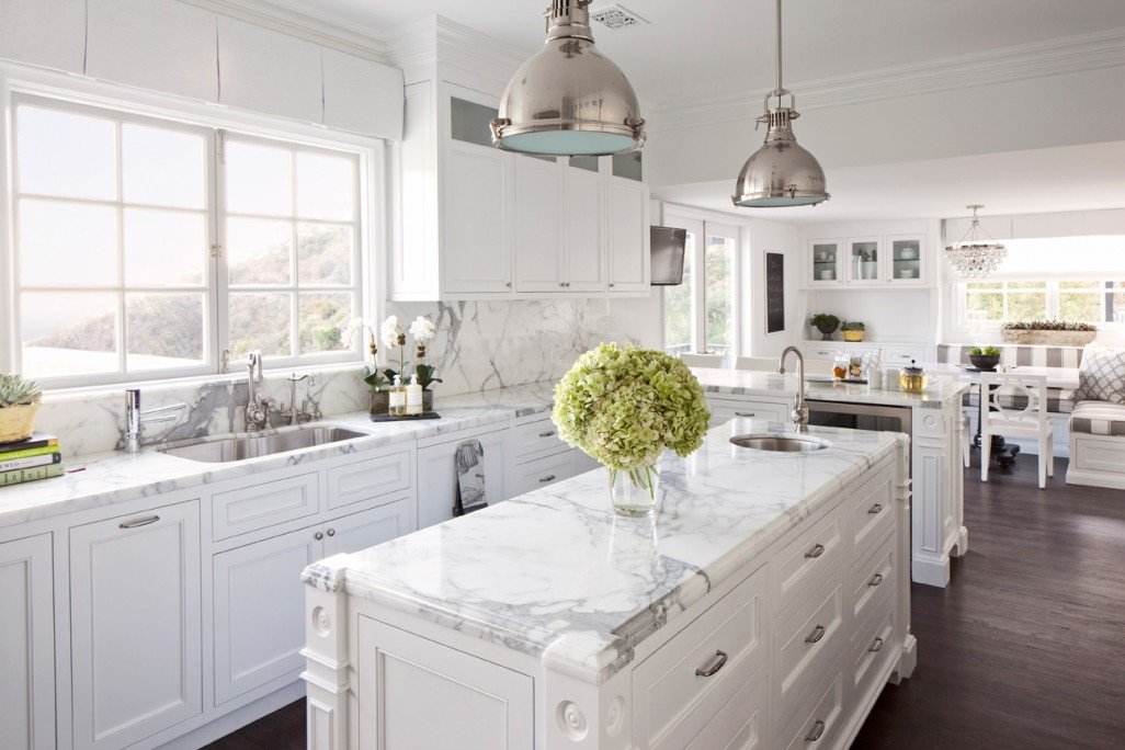 Biały marmur ponadczasowa elegancja w kuchni w stylu Hampton