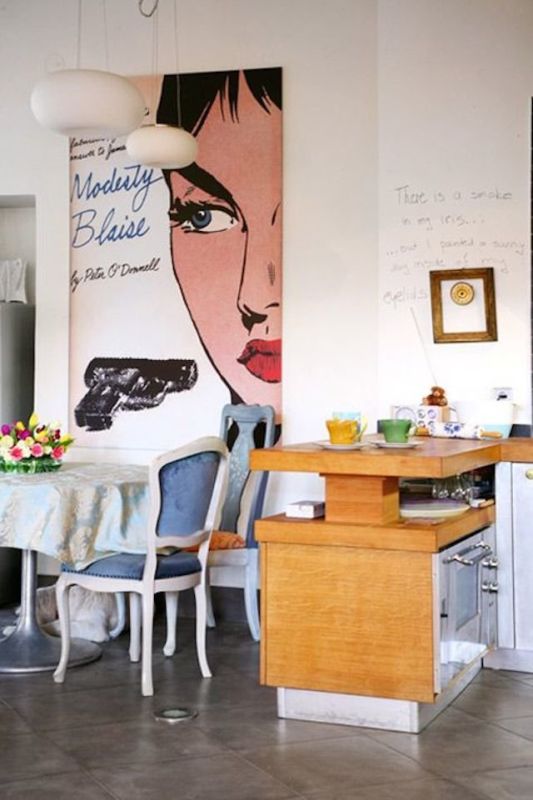Kuchnia w stylu Pop-art z tapetą na ścianie