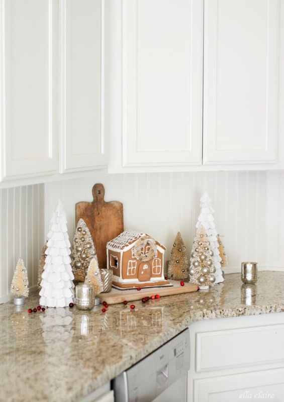 Minimalistyczne dekoracje świąteczne w jasnej kuchni