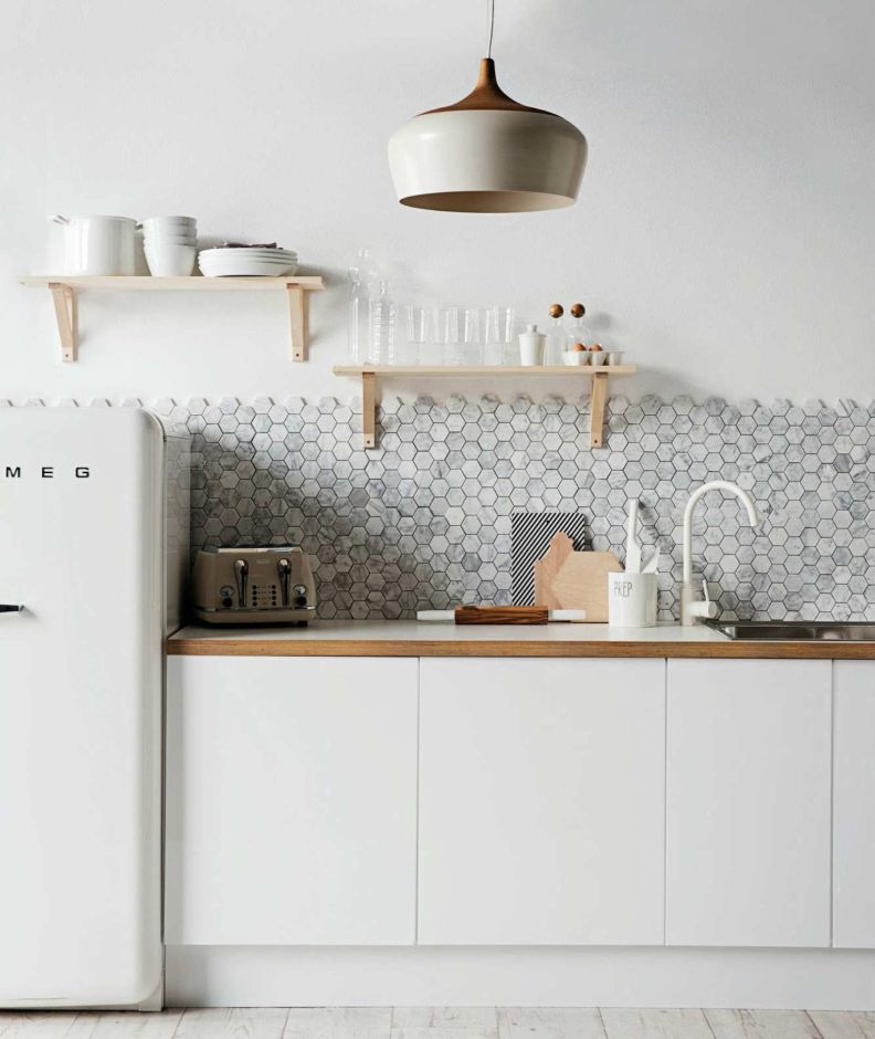 Mozaika heksagonalna na backsplashu w kuchni skandynawskiej