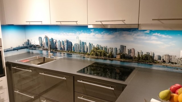 Panel szklany z panoramą miasta nad blatem w kuchni