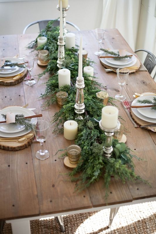 Plastry drewna jako podkładki pod talerze na świątecznym stole