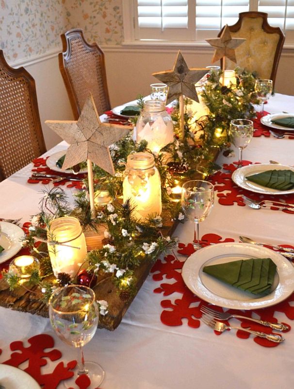 Serwetki złożone w kształt choinki na świątecznym stole