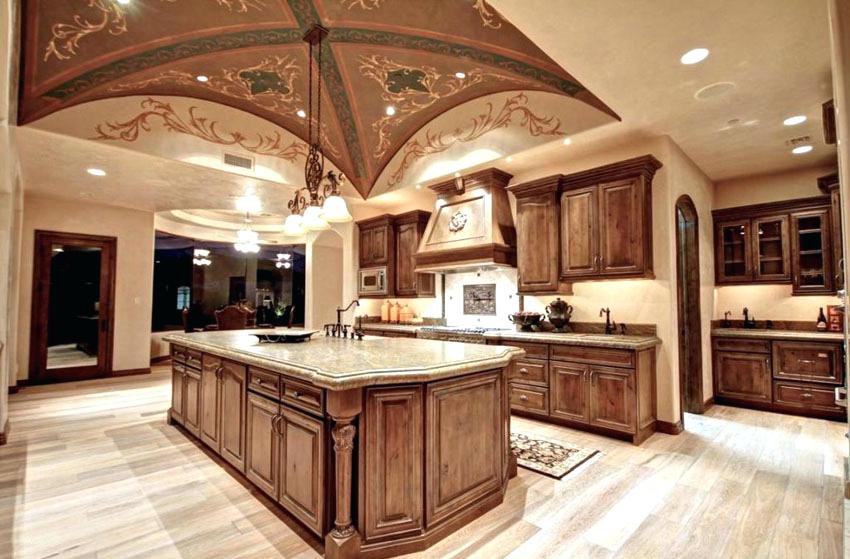 Zdobiony sufit w kuchni w stylu toskańskim