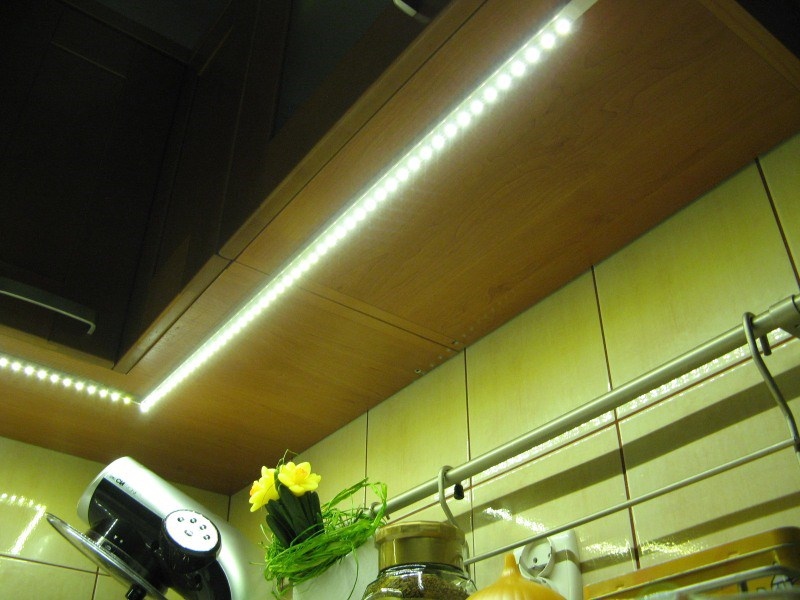 tennis Grundlæggende teori konstant Jak zamontować taśmę LED oświetlenie podszafkowe w kuchni - oświetlenie w  kuchni - kuchenny.com.pl