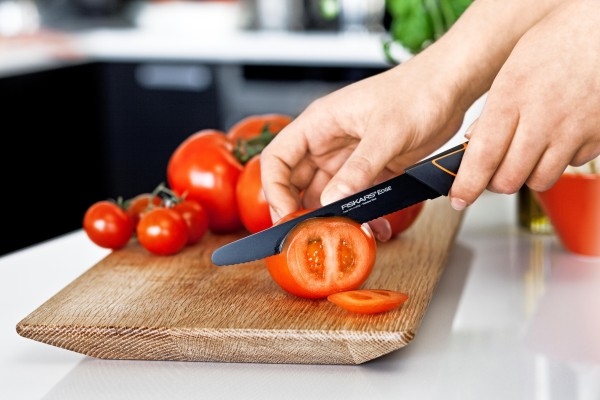 Fiskars - nóż kuchenny Edge do pomidorów